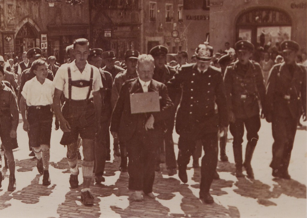 Der jüdische Kaufmann Westheimer wird von der Polizei , SA und Hitlerjungs am 6. August 1933 durch die Gassen geführt und dabei getreten