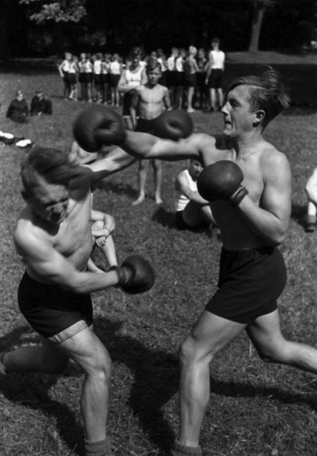 Napola Schulpforta 1940: Boxunterricht; Foto: Bildarchiv Preuß. Kulturbesitz 