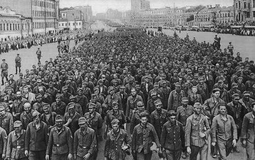Nach der Niederlage von Stalingrad ziehen deutsche Kriegsgefangene durch Moskau