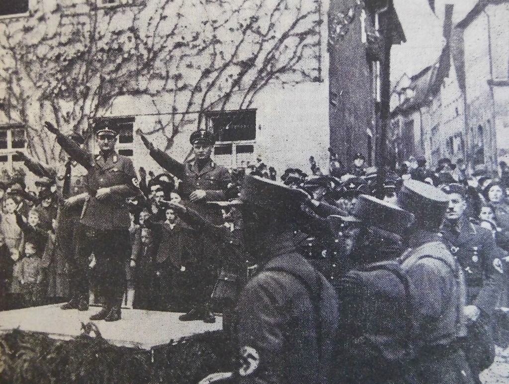 NSDAP-Verbände marschieren an Fink und Steinacker vorbei (Gautag 1937)