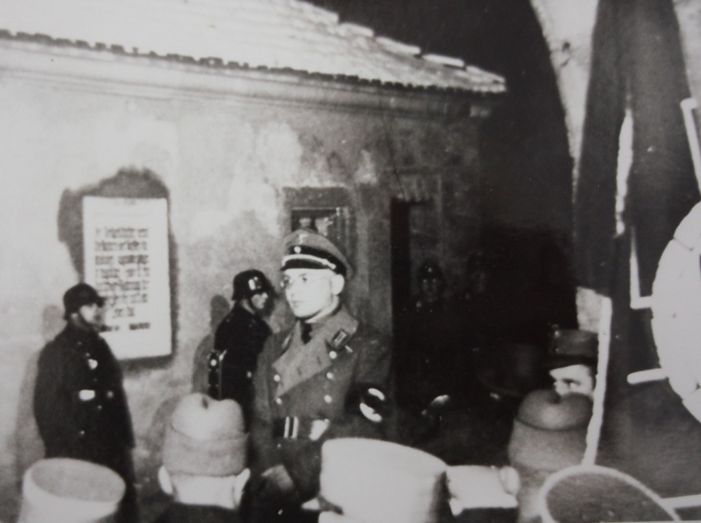 NSDAP-Kreisleiter Karl Steinacker bei der Einweihung der Tafel am Rödertor