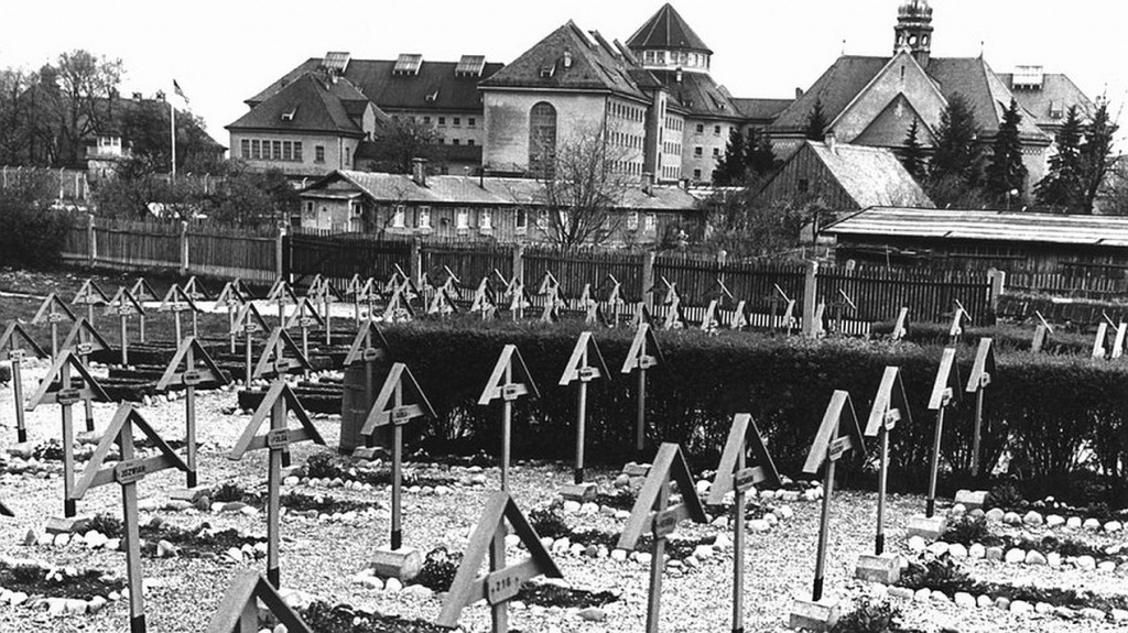 Der Kriegsverbrecher-Friedhof damals mit den Kreuzen und Namensschildern