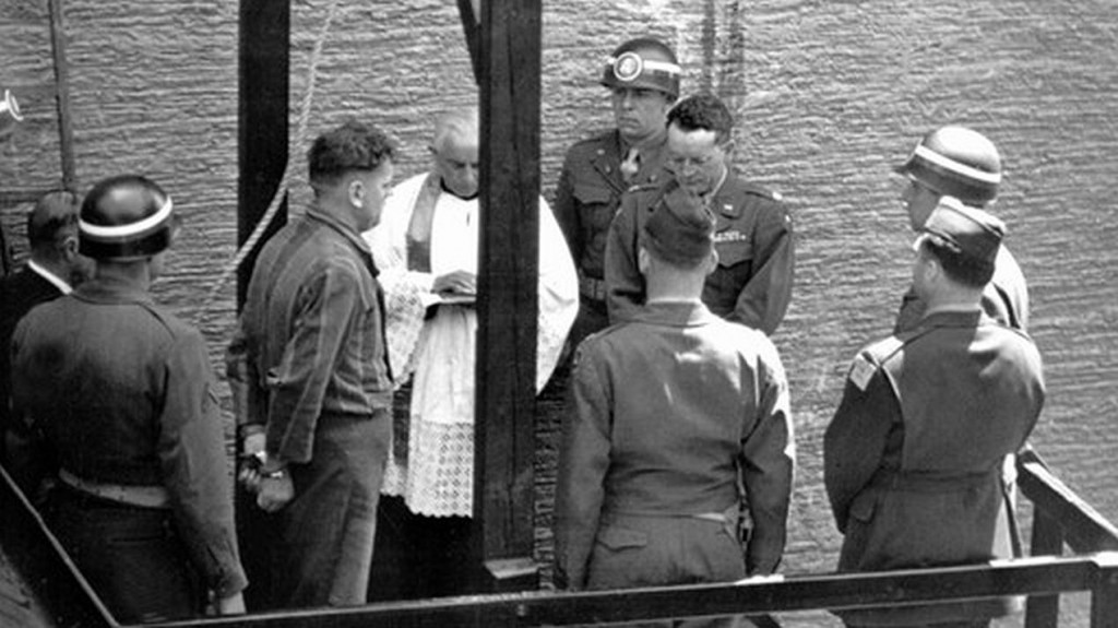 Hinrichtung des SS-Mannes Schöttl am 7. Januar 1948 in Landsberg, der einen Fliegermord begangen hatt. Pfarrer Morgenschweis steht mit auf dem Galgengerüst