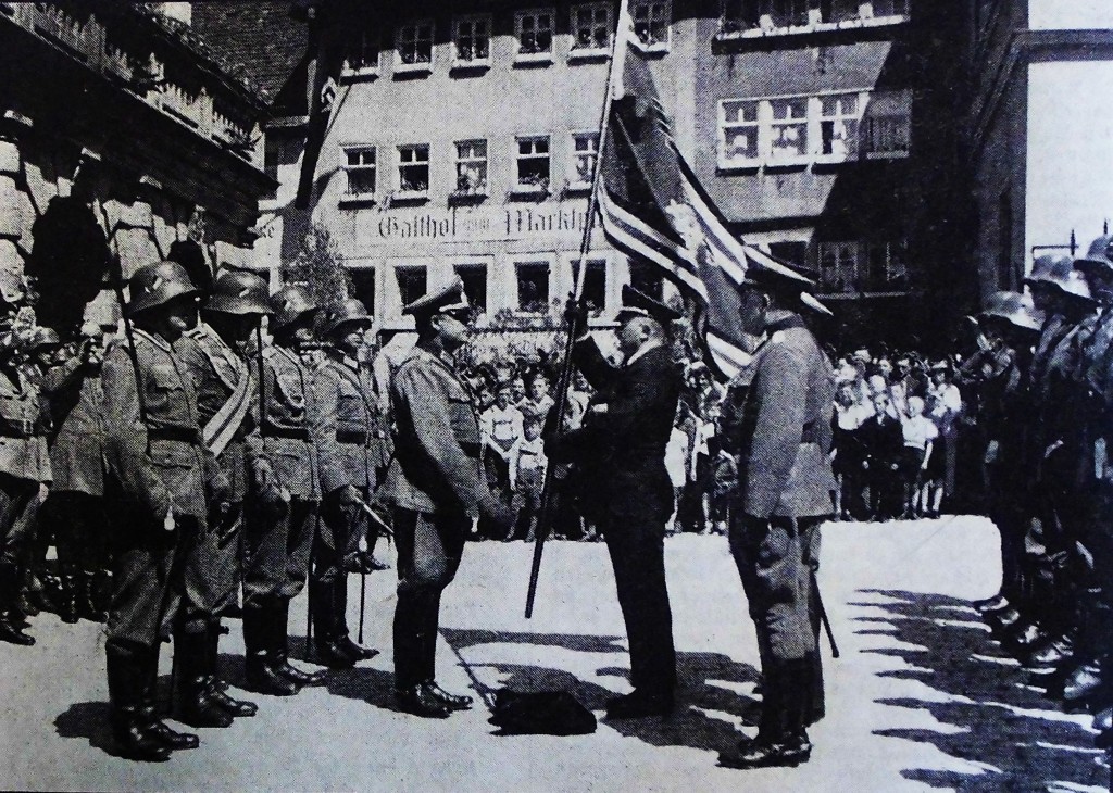 Major Kraus übergibt der Rothenburger Soldatenkmeradschaft 1935 am Marktplatz die Fahne