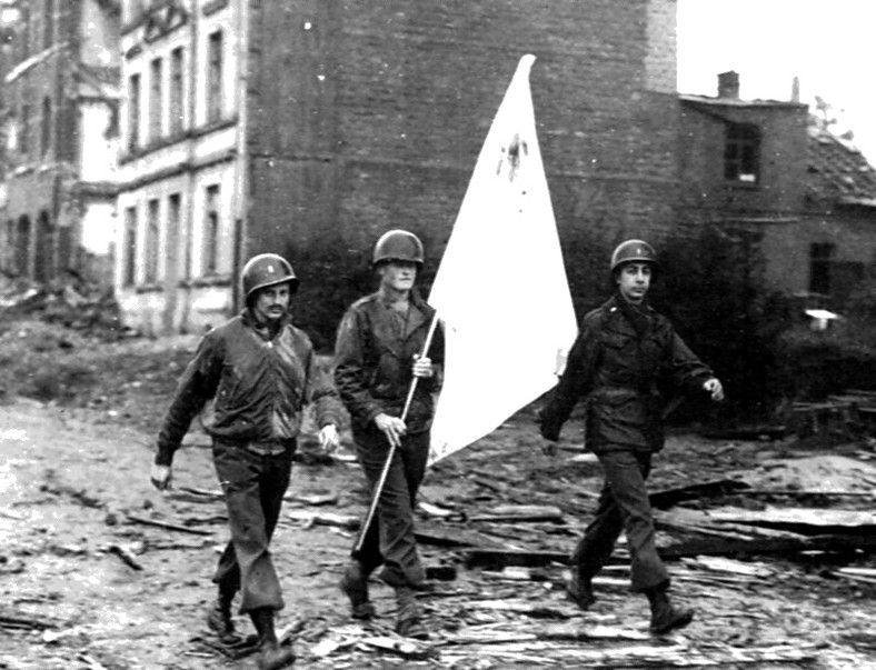 US-Armee-Parlamentäre mit der weiußen Fahne verhandeln über die kampflose Übergabe der Stadt Aachen. Von der Rothenburger Mission gibt es vermutlich keine Fotos.