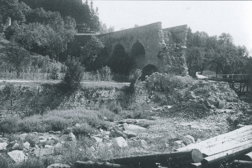 Nachdem die US-Parlamentäre die kampflose Übergabe der Stadt verhandelt hatten, sprengten die Deutschen vor ihrem Abzug am 16. April 1945 noch die Doppelbrücke ueb Am Tag