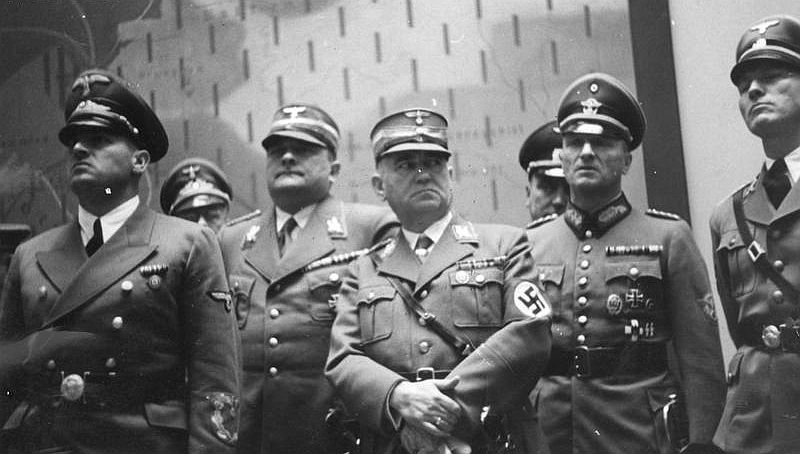 Ludwig Siebert (Mitte) mit Generalgouverneur und NS-Hauptkriegsverbrecher Hans Frank (l.) und anderen NS-Tätern am 1. September 1940 in Krakau; Foto: nac-Archiv Warschau