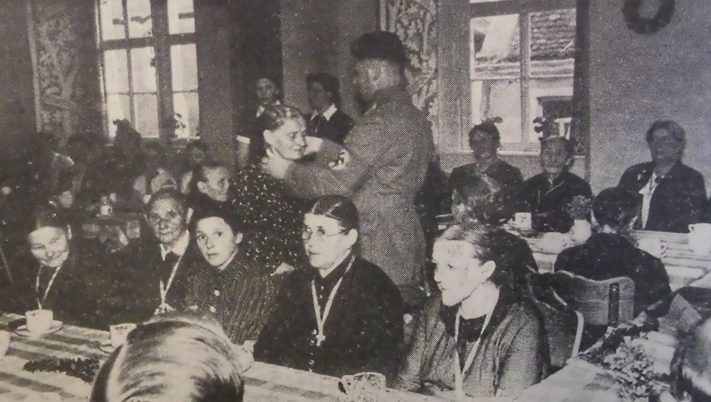 Ortsgruppenleiter Goetz verteilt das Mutterkreuz an kinderreiche Rothenburgerinnen; FA vom 23. Mai 1939