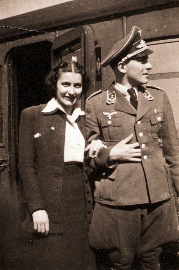 Grete Fürst, verheiratete Schneider, mit ihren Bruder Georg 1942 