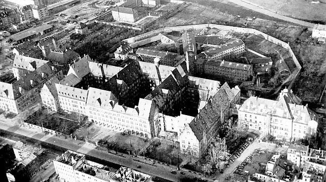Justizgebäude in Nürnberg mit dahinterliegendem Gefängnis