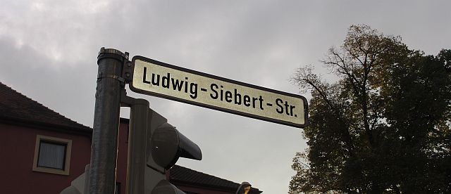 Noch steht der Name Siebert auf den Straßenschildern - IM Laufe des Jahres 2015 wird die "Obere Bahhofstraße" heißen
