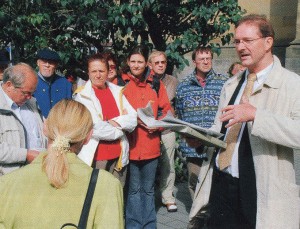 Pfarrer Gußmann als Gästeführer; Foto: Weber (Rotour) 