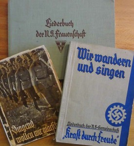 Liederbücher erschienen für jede NSDAP-Gliederung, Schulen und Städte 