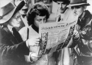 Interessierte Zeitungsleser am 1. Oktober 1946