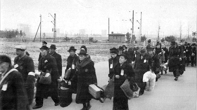 Nürnberger Juden werden 1942 zum Bahnhof Märzfeld gebracht