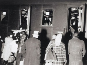 Im Deportationszug am Bahnhof von Würzburg, 1942