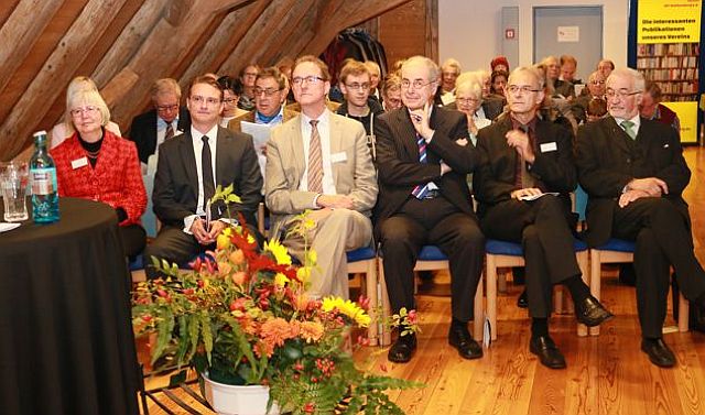 Dr. Oliver Gußmann (4. v. r.) bei der Preisverleihung in der Johanniterscheune; Foto: VAR